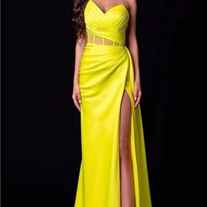 Never been wore, beautiful size 10 dress!